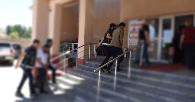 Hakkari ve Van'da 8 göçmen kaçakçısı tutuklandı