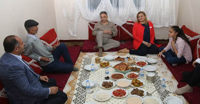 Vali Toprak iftarda vatandaşın evine konuk oldu