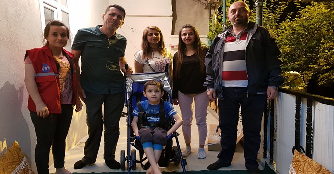 Hakkari'de Engelli Çocuğa Tekerlekli Sandalye