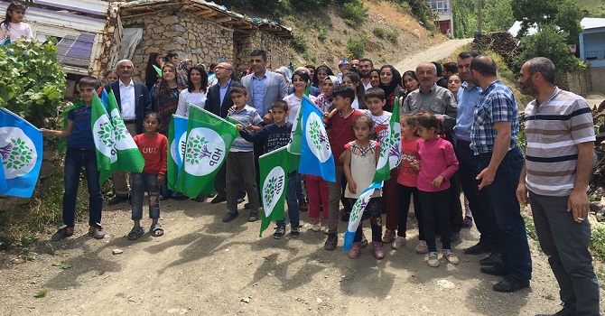 HDP'li adaylar ziyaretlerini Şemdinli'de sürdürdü