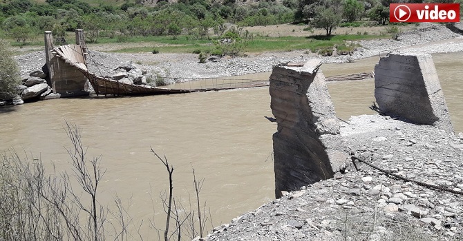 Hakkari’de asma köprü yıkıldı!