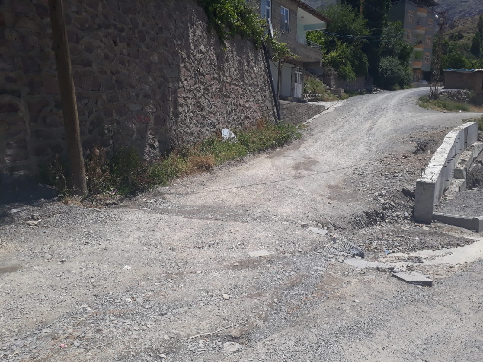 Hakkari'nin bu mahallesi 23 yıldır asfalt bekliyor!