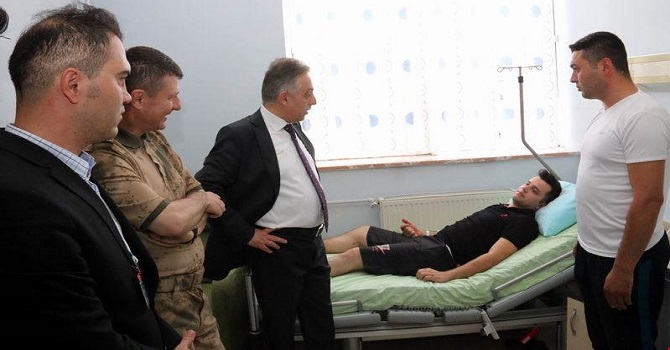 Vali Toprak, yaralı askerleri ziyaret etti