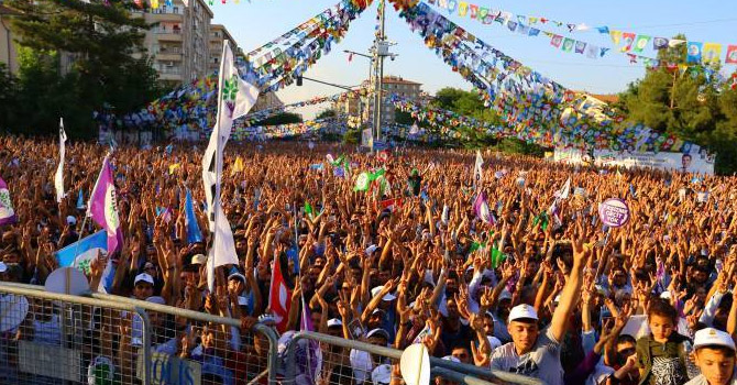 Buldan Diyarbakır'da 100 binlere seslendi