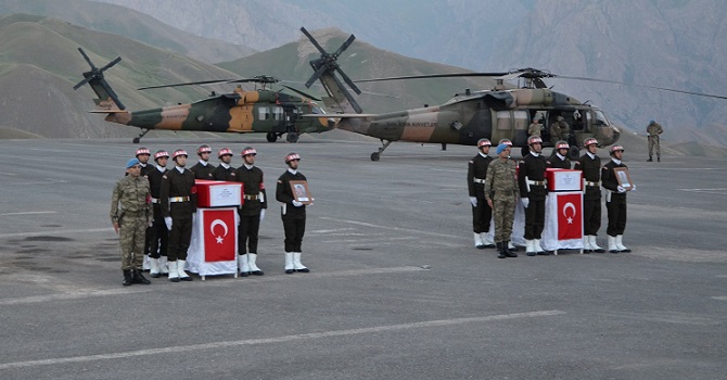 Hakkari'de şehit askerler için tören düzenlendi