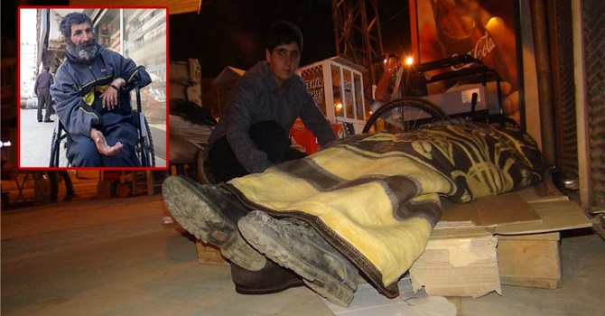 Yüksekova'da sahipsiz bırakılan engelli genç sokakta yatıyor