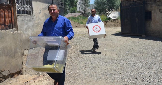 Yüksekova'da Seyyar Sandıklar Seçmenin Ayağına Gitti