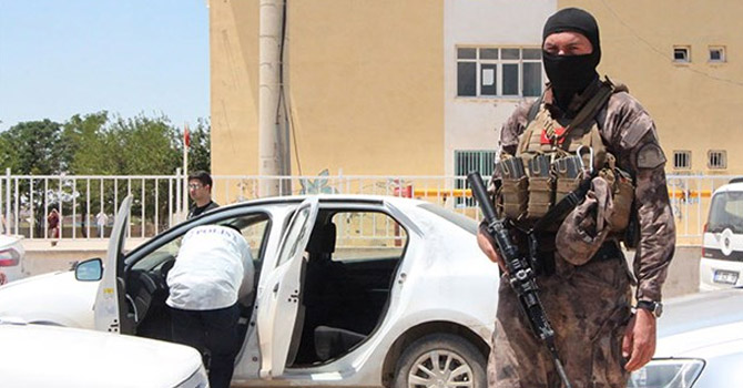 Suruç'ta havaya ateş açarak durdurulan otomobilde 4 çuval oy pusulası ele geçirildi