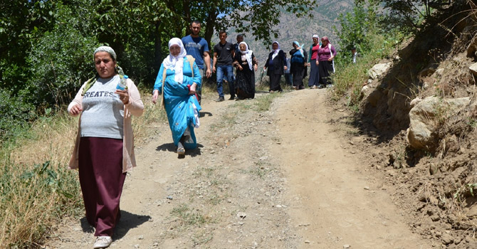 Hakkari'de sandıkları taşınanlar yollara düştü