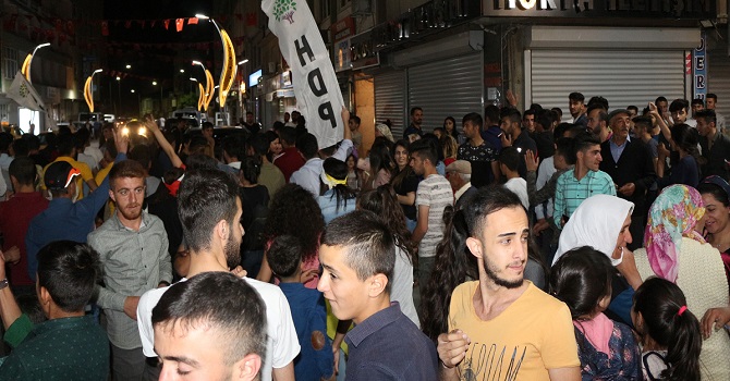 HDP barajı aştı....Hakkarililer sokağa döküldü