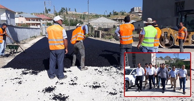 Yüksekova’daki yol asfaltlama çalışmaları incelendi