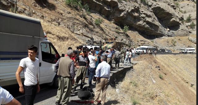 Gözaltıları karakola götüren zırhlı araç şarampole yuvarlandı: 1 ölü 12 yaralı