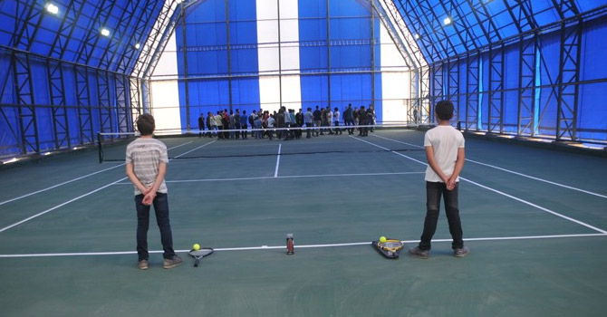 Yüksekova’da bir ilk ! Kapalı tenis kortu açıldı