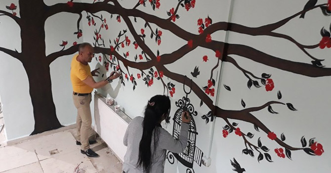 Yüksekova: Sihirli dokunuşlarıyla duvarları süslüyorlar