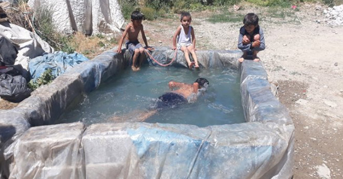 Yüksekovalı çocuklar kendi havuzlarını kendileri yaptı