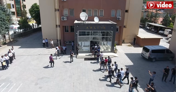 Hakkari ve Van'da eş zamanlı operasyon: 458 bin 600 Amerikan doları ele geçirildi