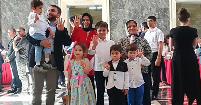 Meclis kaydına 5 çocuğuyla geldi