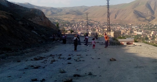 Hakkari'de Mahalle Sakinlerinin Yol İsyanı