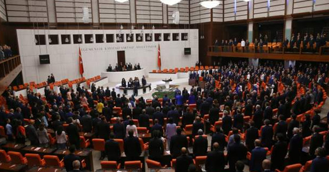 Milletvekilleri yemin ediyor