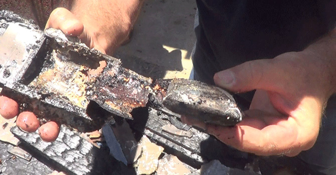 Şarjdaki cep telefonu bomba gibi patladı