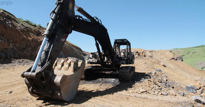 Yüksekova'da 2 iş makinesi ateşe verildi