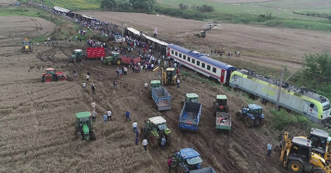 Tren kazasında ölü sayısı 24'e yükseldi