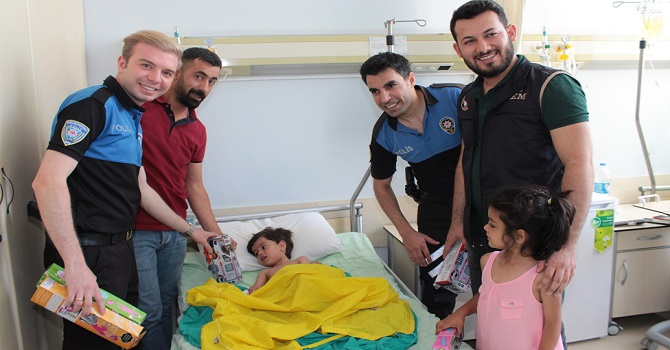 Hakkari'de Polis ekipleri hasta çocuklara oyuncak dağıttı
