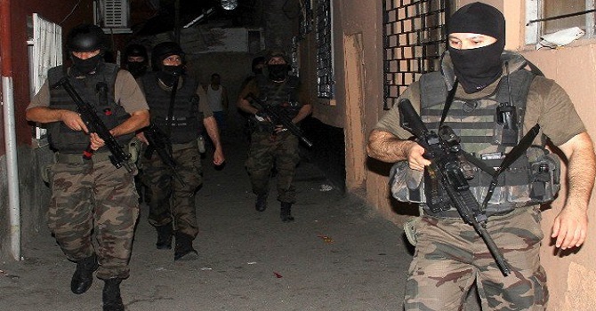 Hakkari ve 3 ilde operasyon: 3'ü polis 79 Gözaltı