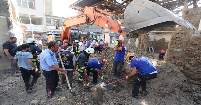 Van'da tarihi Peynirciler Çarşısı'nda göçük: 1 ölü, 4 yaralı