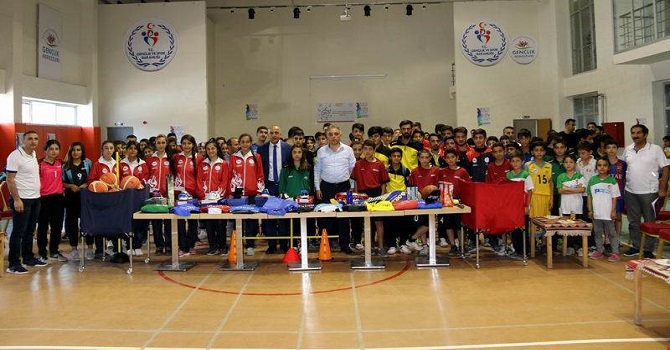 Hakkari'de Öğrencilere Spor Malzemesi Desteği
