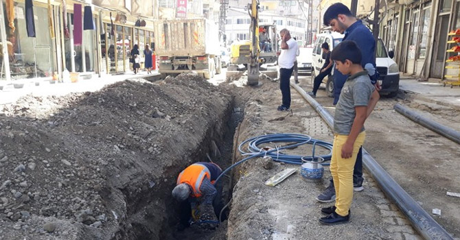 Yüksekova'da alt yapı çalışmaları devam ediyor