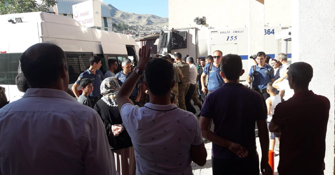 Hakkarili Serhat Tuğan annesini ziyaret etti