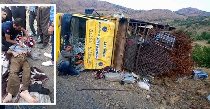 Şemdinli'de Hurda yüklü kamyon yan yattı