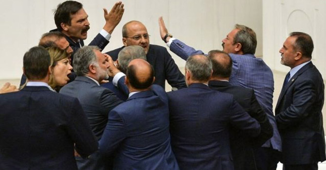 Ak Partililer HDP'li Şık'a saldırdı, Şık ceza yedi!