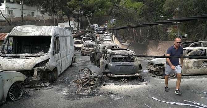 Yunanistan'da bir  beldeyi haritadan silen yangın neden çıktı?