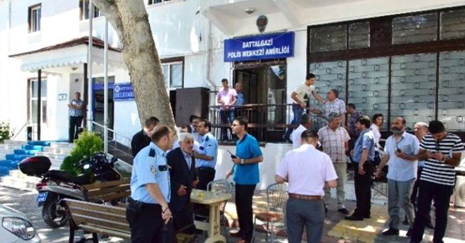 Karakolda polis polisin boğazını keserek öldürdü