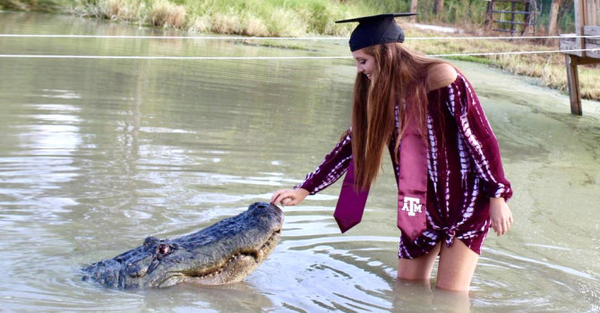 ABD'li üniversite öğrencisi dört metrelik timsahla mezuniyet fotoğrafı çektirdi