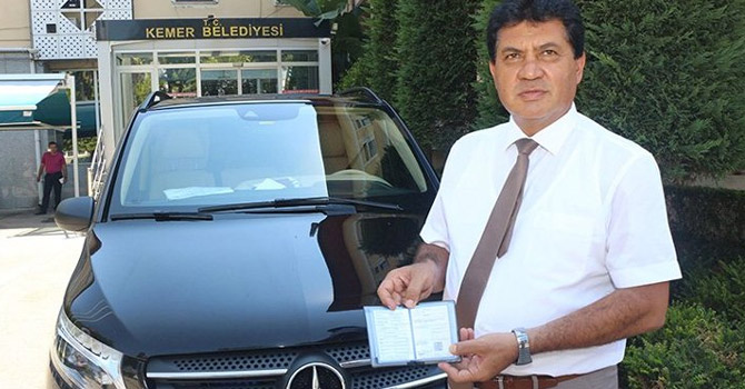 Belediye başkanı makam aracını iade etti