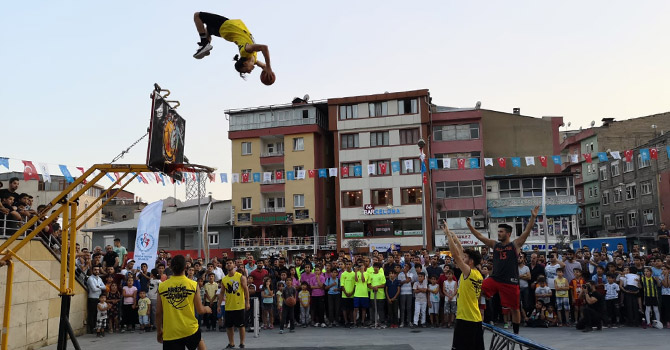 Karizma Show ekibi Hakkari’de gösteri yaptı