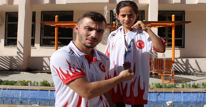 Dünya üçüncülüğünü kazanan Gizemnur Hakkari'ye döndü
