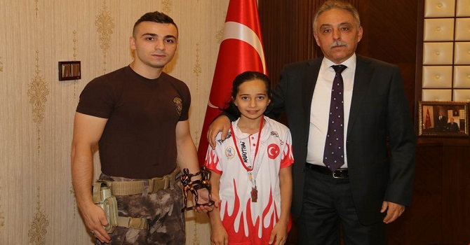 Vali Toprak'tan Dünya Üçüncüsü Hakkarili Gizemnur'a tam altın