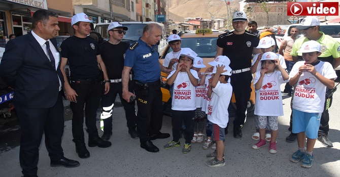 Hakkari'de 'Hatalı Sürücüye Kırmızı Düdük' Uygulaması