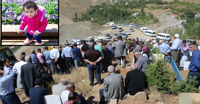 Feci kazada ölen 3 kişi Hakkari'de defnedildi!