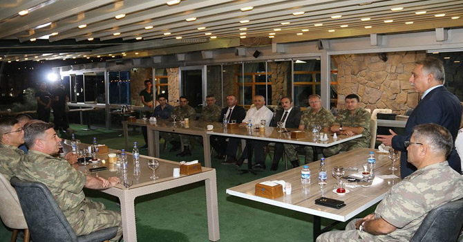 Hakkari'de tayini çıkan komutanlara veda yemeği