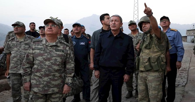 Milli Savunma Bakanı Akar Hakkari'de!