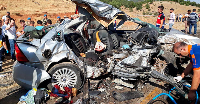 Kamyonet ile otomobil çarpıştı: 8 ölü