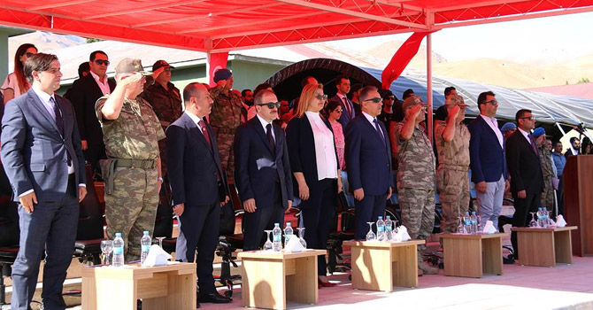 Hakkari'de sancak devir teslim töreni yapıldı