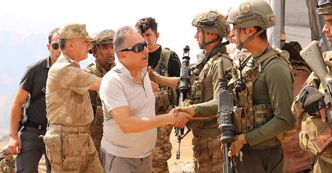 Vali Toprak, üs bölgesinde askerlerle bayramlaştı