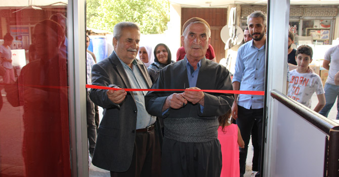 Hakkari’de “Black Red” ayakkabı mağazası hizmete açıldı