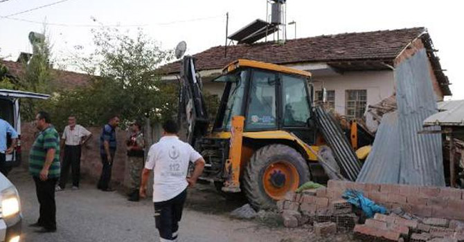 Kepçe evin bahçesine girdi: Ölü ve yaralılar var